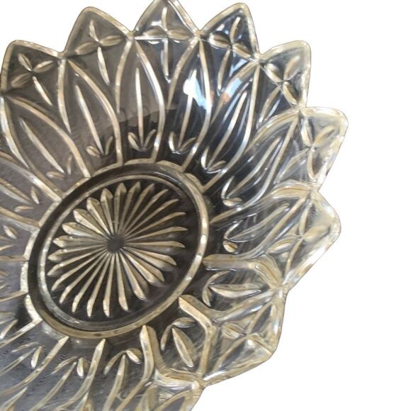 Vintage Federal Large Glass Petal Serving Platter Bowl- Classic Elegance for You - Picture 4 of 11